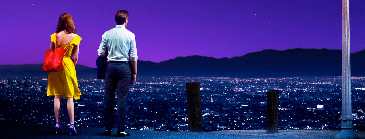 Mia y Sebastian de espaldas en un paisaje